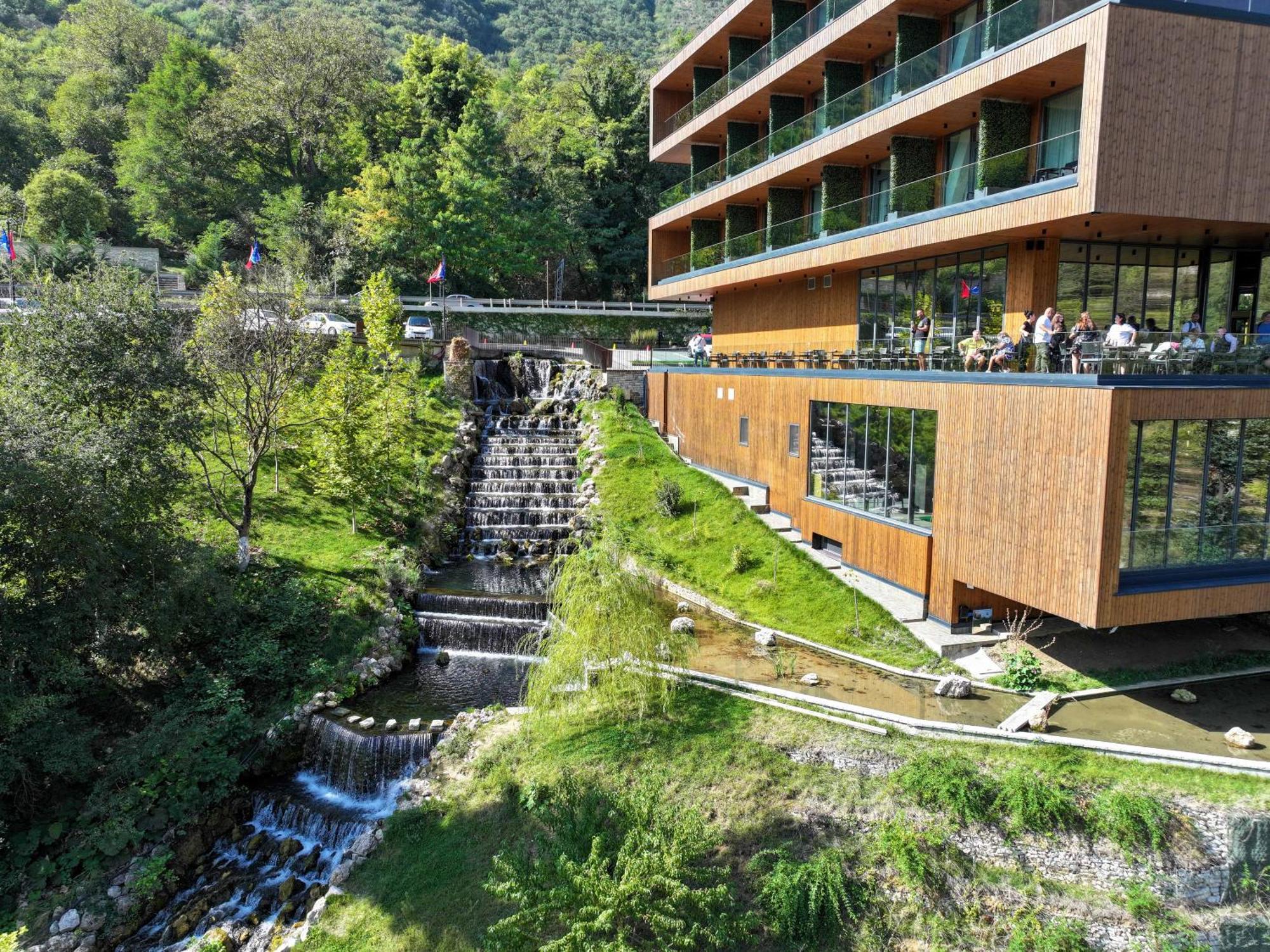 Hotel Uji Ftohte Tepelene Esterno foto